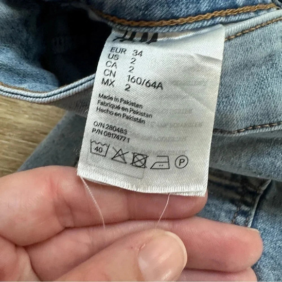 H&M Blue Jean Rolled Cuff Denim Shorts Size 2 GUC - Picture 4 of 8